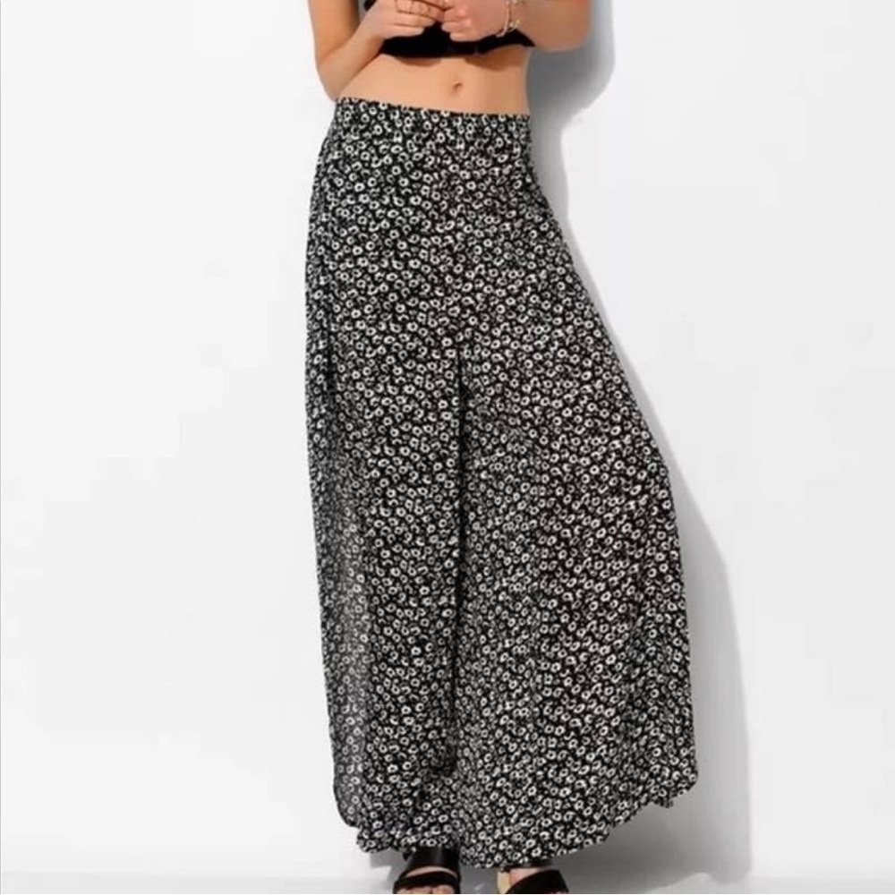 Kimchi Blue Black And White Floral Wide Leg Pants